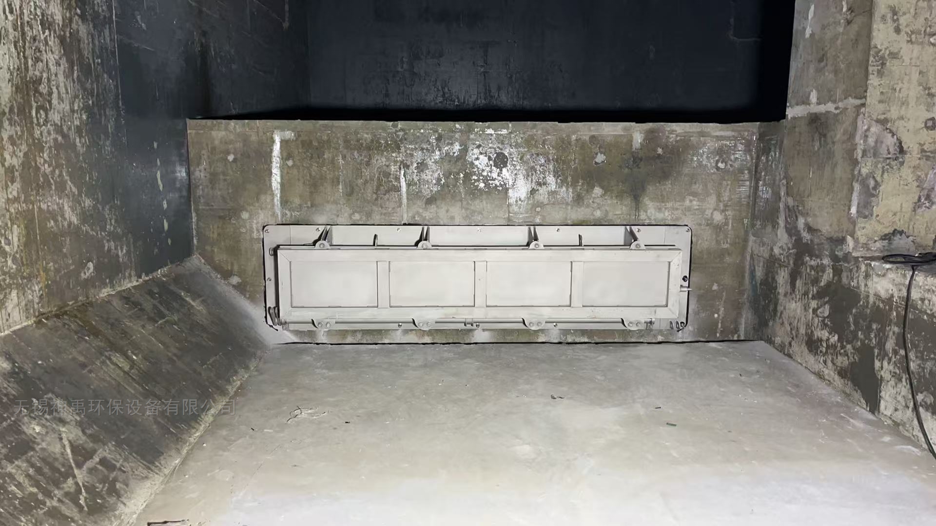 调蓄池冲洗门在上海花木调蓄池现场安装